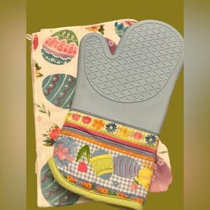 Eggs and Chicks Silicon Oven Mitt and Matching Dishtowel Towel (NWT)